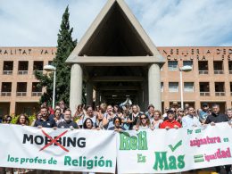 Protesta de profesores de Religión ante la Cnselleria de Valencia. Fotos: -V. Gutierrez.