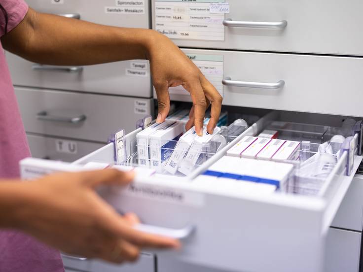 Farmacéutica buscando un medicamento. / Luis Alvarez