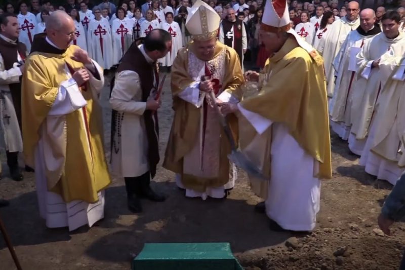 Momento en el que el obispo de Getafe (en el centro) colocó la primera piedra de la futura ciudad religiosa de los Heraldos del Evangelio en Sevilla la Nueva (Madrid). — YouTube