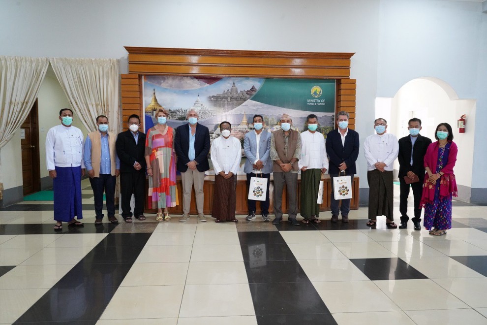 Imagen de la reunión entre la delegación de la Fundación Lumbini Garden y miembros de la dictadura birmana celebrada el pasado 30 de agosto.