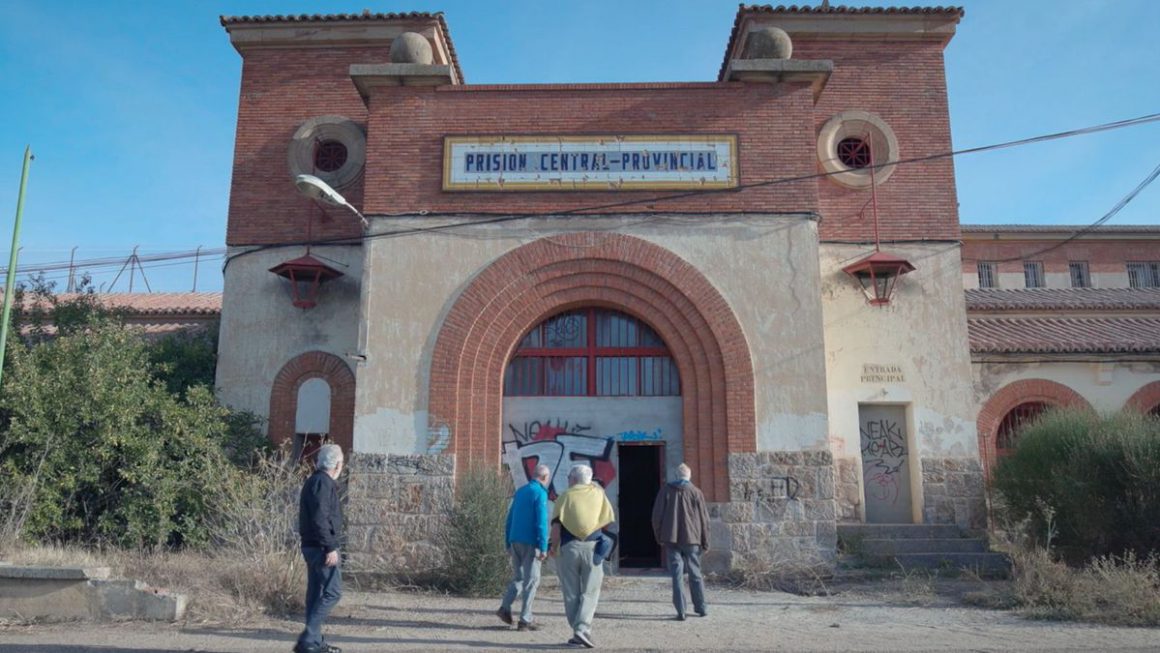 Los cuatro curas en la entrada de la vieja prisión de Zamora / MALUTA FILMS