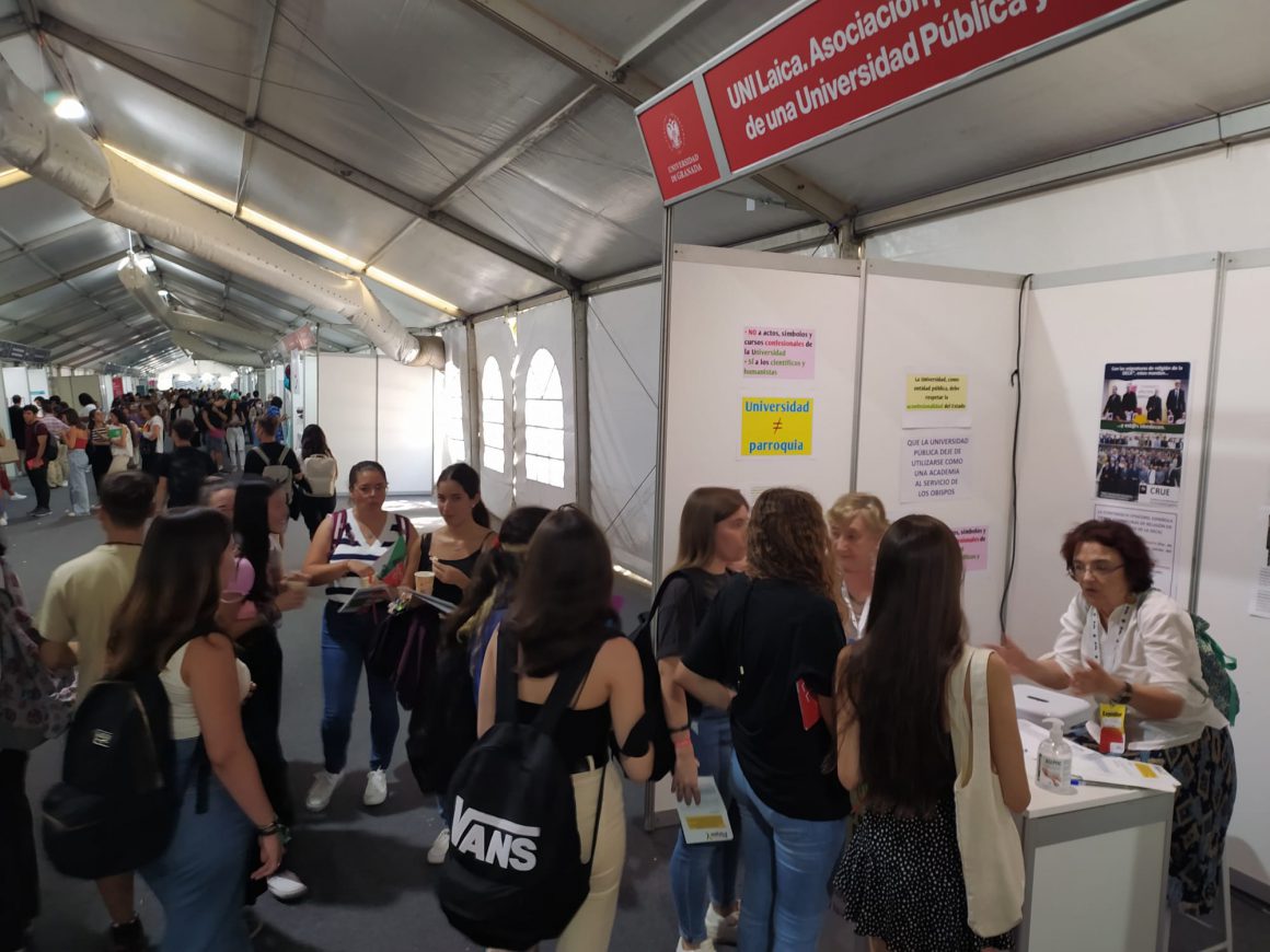 Un nutrido grupo de estudiantes se interesa por el estand de UNI Laica en las Jornadas de Recepción de Estudiantes de la UGR