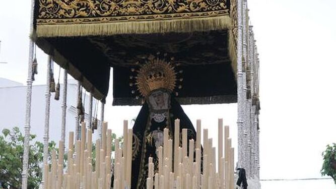 La Virgen de la Soledad de la Hermandad del Santo Entierro en la procesión magna que se celebró en Sanlúcar en abril de 2011. / Javier González (Sanlúcar)