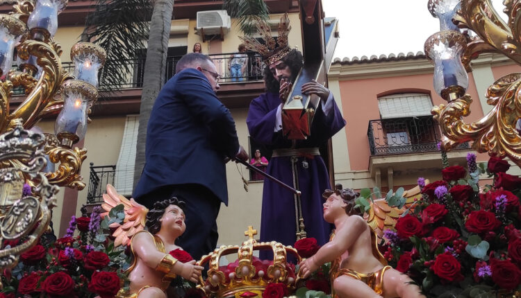 El alcalde de Almuñécar (Granada) entrega el bastón de mando a la imagen de Jesús Nazareno.