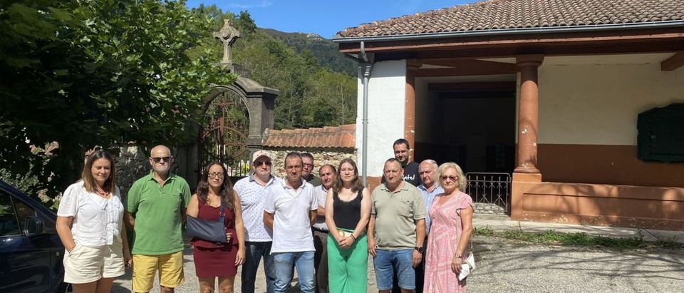 Los militantes de Izquierda Unida de Laviana, junto al coordinador regional Ovidio Zapico, ante el cementerio de San Esteban en la localidad lavianesa de El Condao. | P. A.