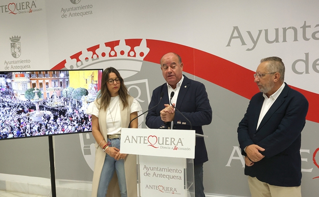 La teniente de alcalde de Tradiciones, Elena Melero; el alcalde Manolo Barón, y el cronista de la ciudad, José Escalante. / A.J.G.