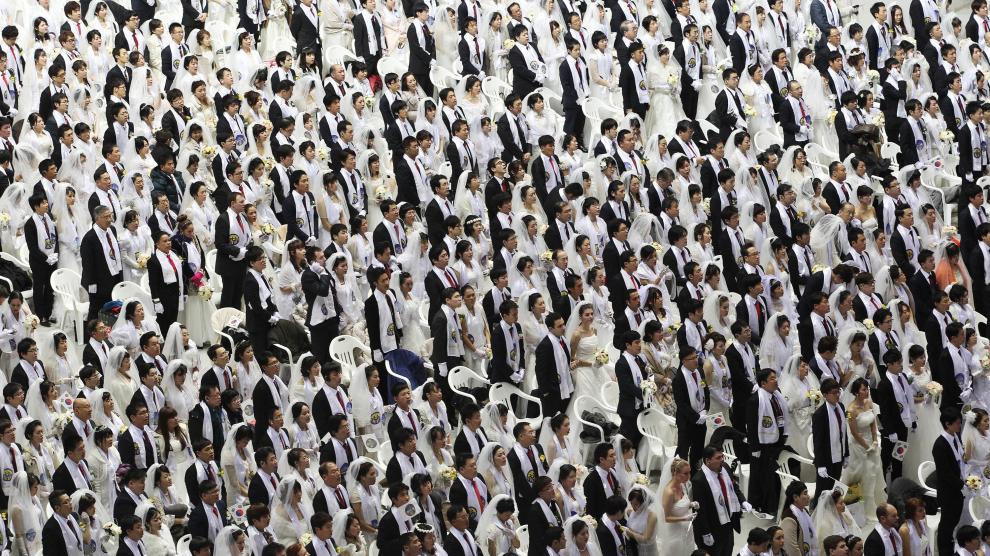 2.500 parejas asisten en 2014 a una boda multitudinaria en el Peace World Center en Corea del Sur organizada por la Iglesia Coreana de la Unificación y oficiada por el líder religioso Hak Ja Han.GTRES/ARCHIVO