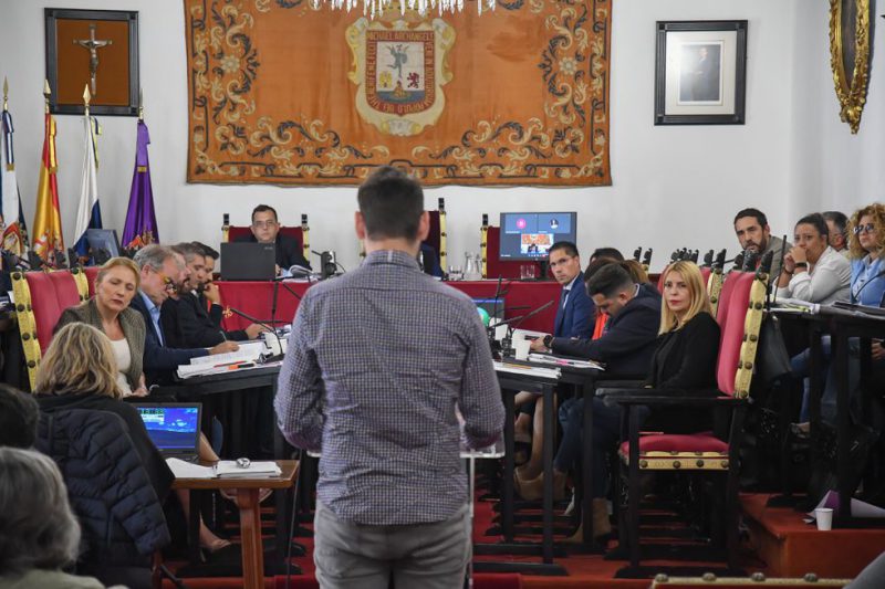 Ciro M., víctima de abusos sexuales en la Iglesia, este jueves durante su intervención en el pleno municipal de San Cristóbal de la Laguna (Tenerife) en el que se debatía una moción para pedir el cese del obispo de Bernardo Álvarez por encubrir un caso de pederastia.Rafa Avero
