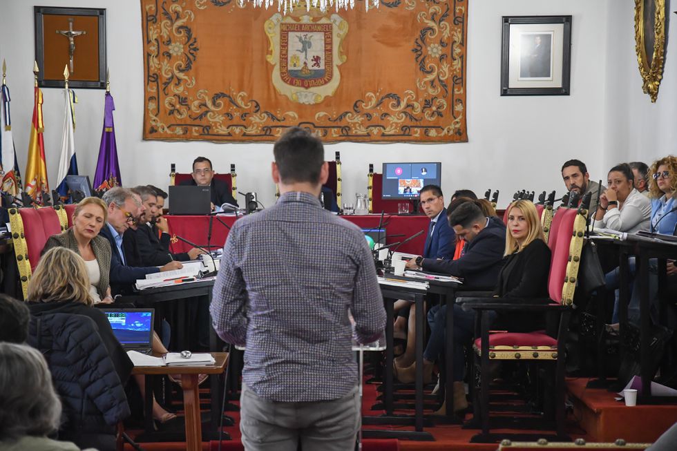 Ciro M., víctima de abusos sexuales en la Iglesia, este jueves durante su intervención en el pleno municipal de San Cristóbal de la Laguna (Tenerife) en el que se debatía una moción para pedir el cese del obispo de Bernardo Álvarez por encubrir un caso de pederastia.Rafa Avero