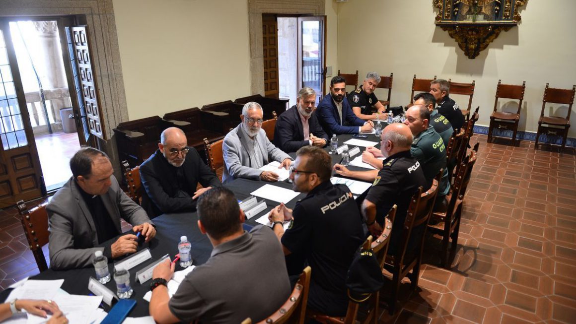 Junta de seguridad donde se ha decidido que 75 agentes vigilen la ordenación del obispo de Plasencia. TONI GUDIEL