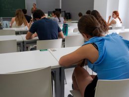 Varios alumnos antes de comenzar uno de los exámenes de las pruebas de acceso a la Universidad en Sevilla.