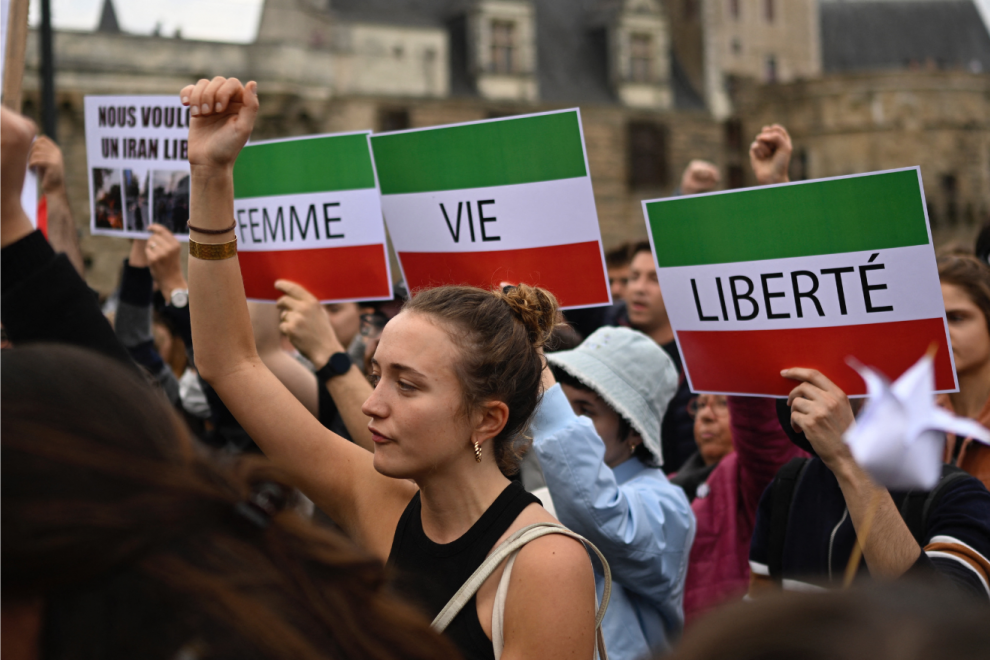 Una joven levanta el puño en las protestas de Irán tras la muerte de Mahsa Amini. — Damien Meyer / AFP