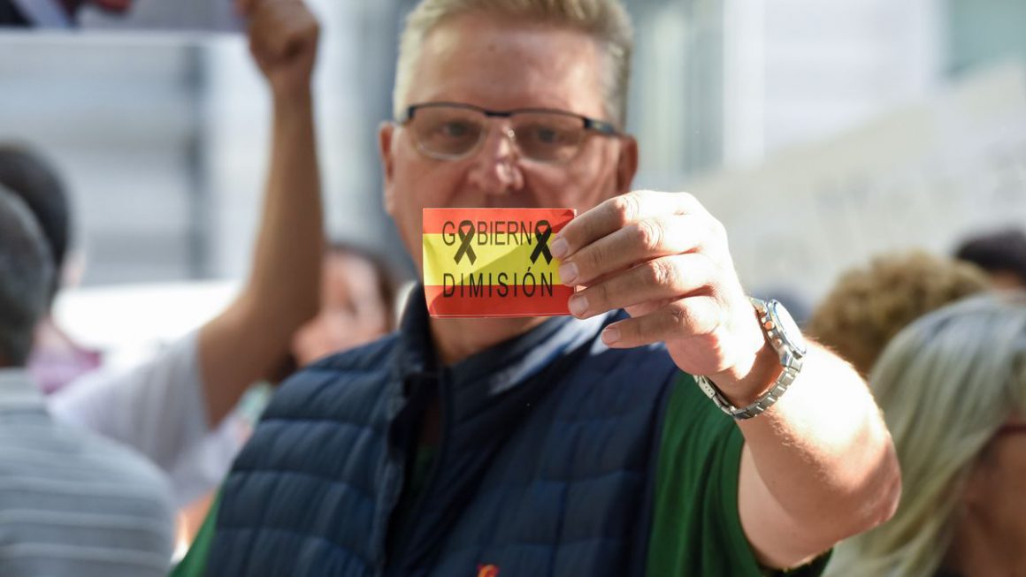 Un manifestante convocado por Hazte Oír a una protesta frente al Ministerio de Igualdad, en septiembre de este año.