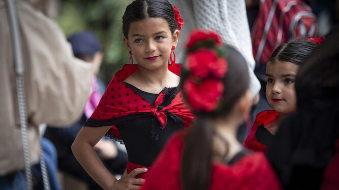 Grupo de niñas antes de actuar en el último día de la Cruz. / antonio l. juárez / PS