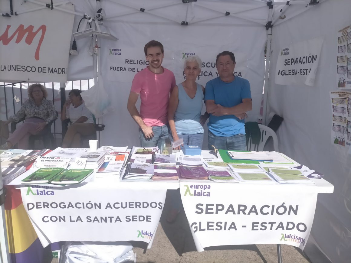 El coordinador de Madrid Laica, Víctor Méndez, la tesorera de Europa Laica, María Trapiello, y el presidente de Europa Laica, Juan José Picó en el estad de la asociación laicista en la Fiesta del PCE 2022