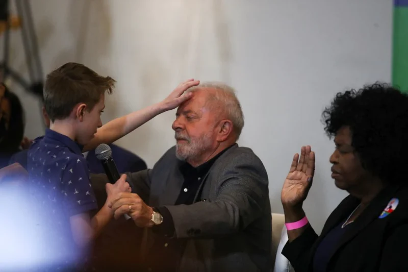 Un niño reza una oración por Lula, candidato a la Presidencia de Brasil, este miércoles durante un acto con evangélicos en São Paulo.CARLA CARNIEL (REUTERS)