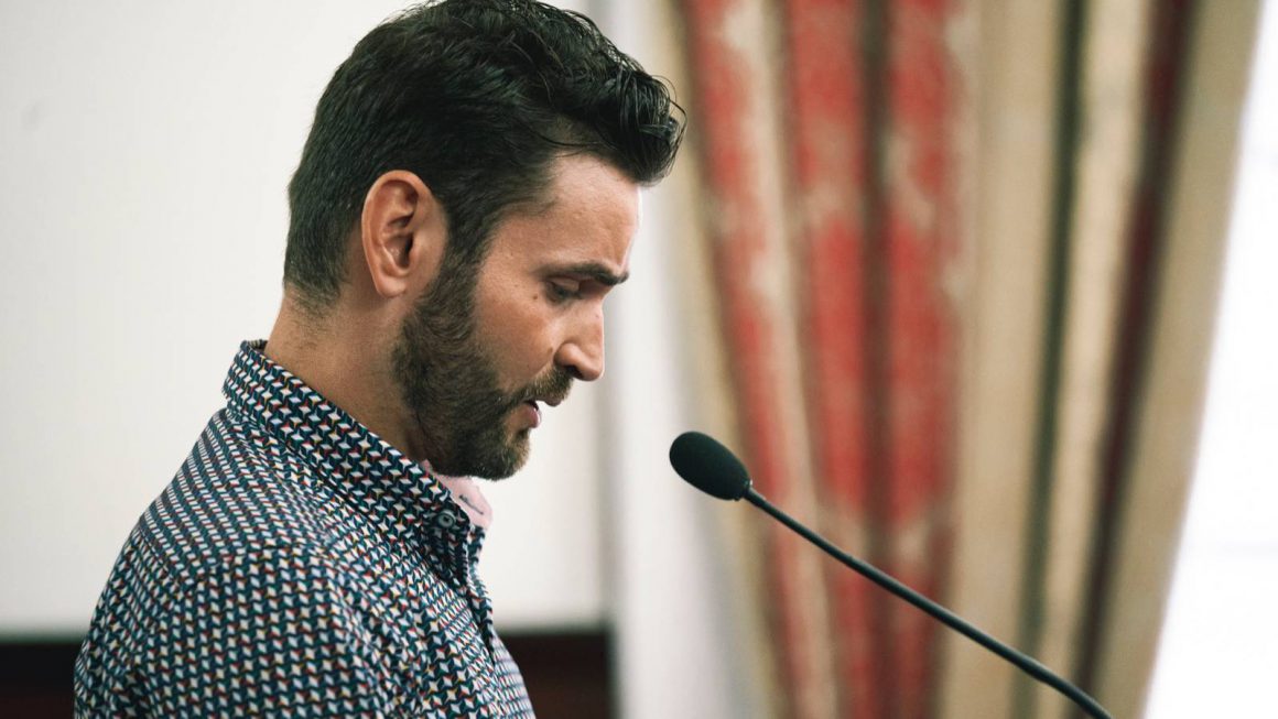 Intervención en el pleno del Ayuntamiento de La Laguna de una víctima de abusos sexuales en la Iglesia de Tenerife