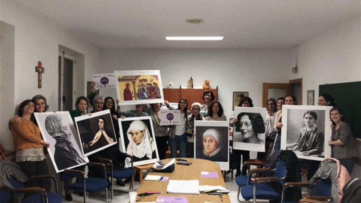 Algunas de las pancartas de la Revuelta de Mujeres en la Iglesia