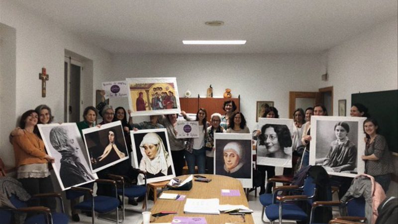 Algunas de las pancartas de la Revuelta de Mujeres en la Iglesia
