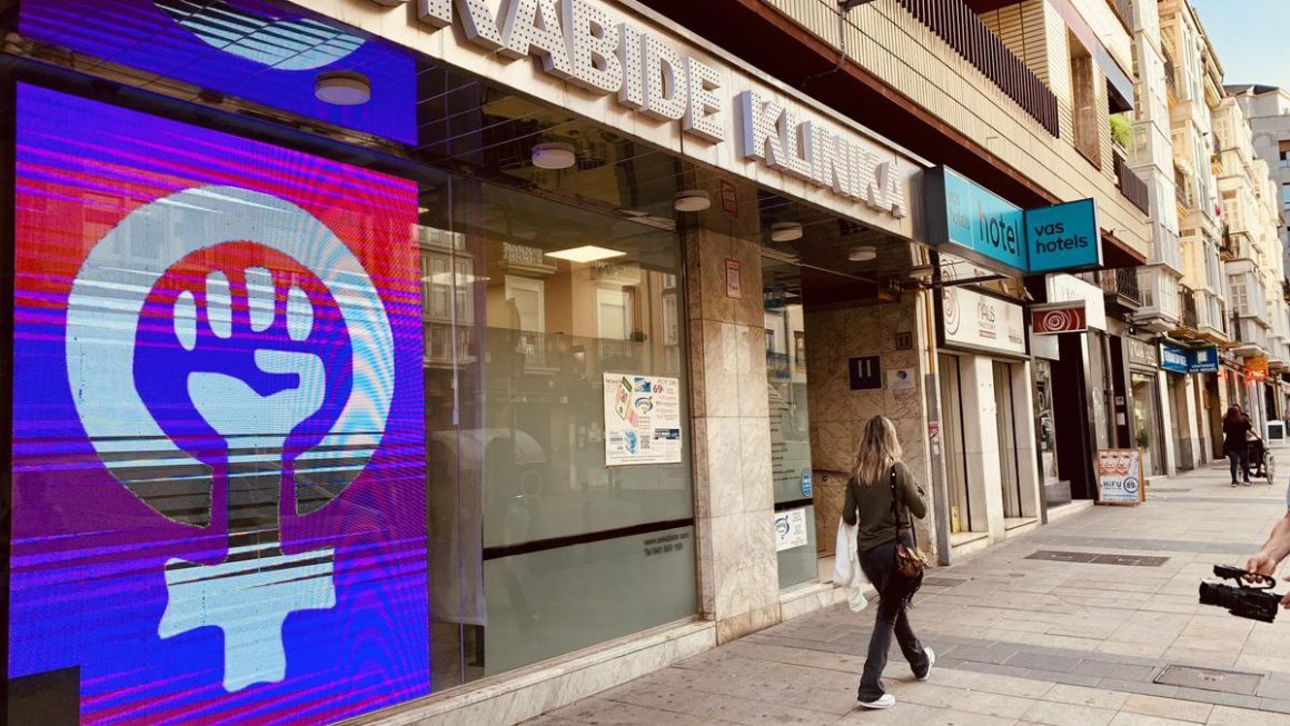 Exterior de la clínica Askabide de Vitoria con un cartel feminista, este martes ELDIARIO.ES/EUSKADI