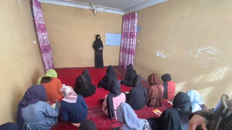 Clase secreta en Afganistán para niñas / CEDIDA