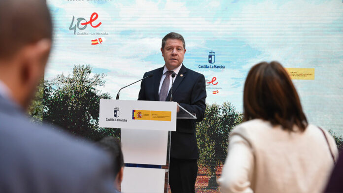 El presidente de Castilla-La Mancha, Emiliano García-Page, en Alcázar de San Juan (Ciudad Real), tras su reunión este miércoles con el secretario de Estado de Medio Ambiente, Hugo Morán. - J. MÁRQUEZ