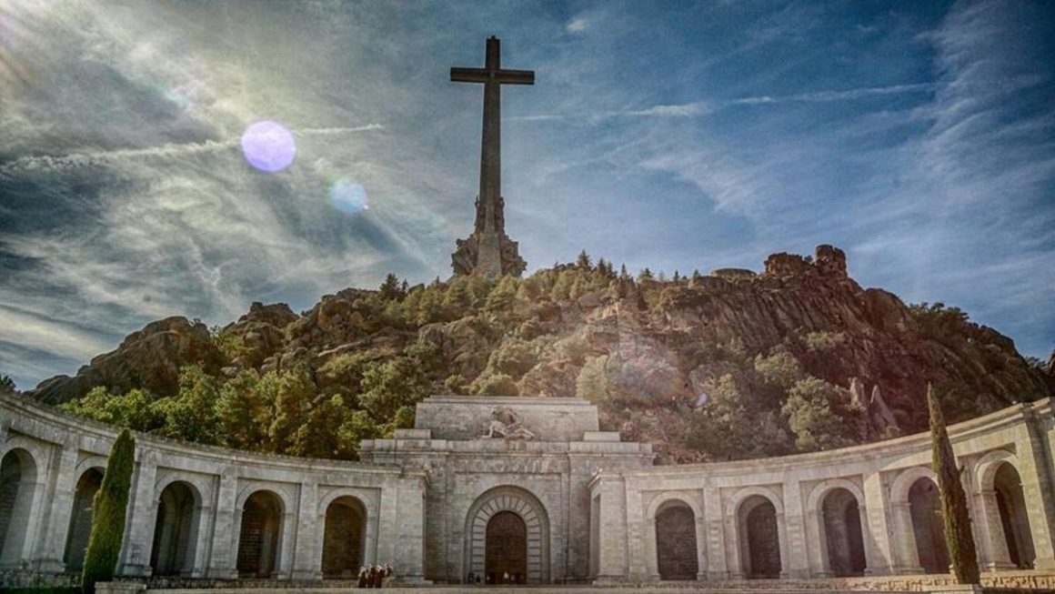 Imagen de la entrada a la Basílica del Valle de los Caídos // Ricardo Rubio