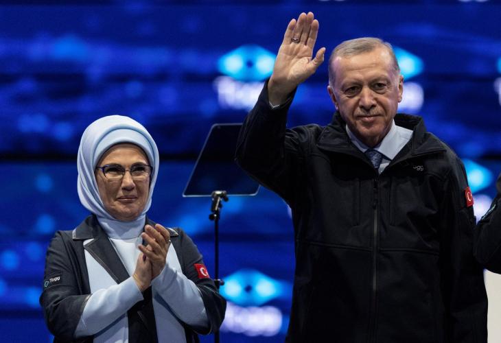 El presidente turco, Recep Tayyip Erdogan, y su esposa, Emine Erdogan, saludan a la audiencia durante la ceremonia de inauguración de una fábrica para comenzar la producción en masa de su primer vehículo doméstico, TOGG, un proyecto objetivo del líder en los últimos tiempos. | Reuters