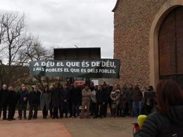 Concentració d'Unió de Pagesos el 16 de febrer del 2022 davant de l'església de Sant Andreu de Maians, al terme de Castellfollit del Boix (Bages)