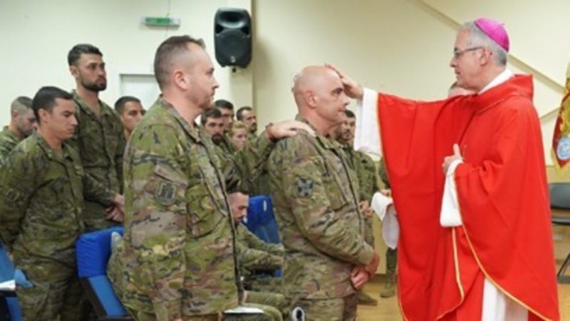 photo_camera Juan Antonio Aznárez administra la confirmación a militares españoles.