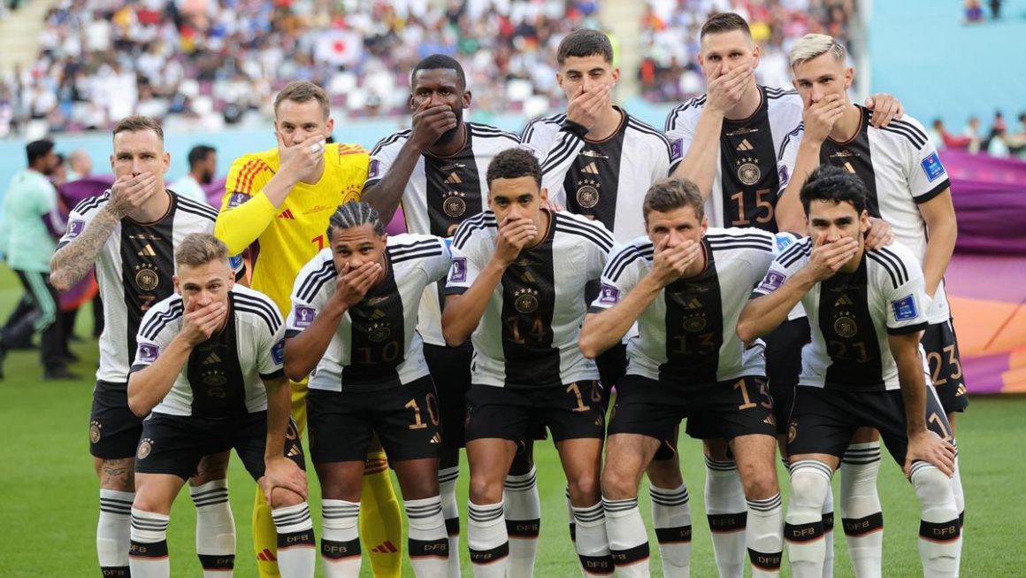 El once inicial de Alemania se tapa la boca antes de comenzar el partido. /Friedemann Vogel