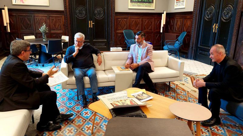 Joan Ribó con los representantes de la Basílica de la Virgen. Levante-EMV