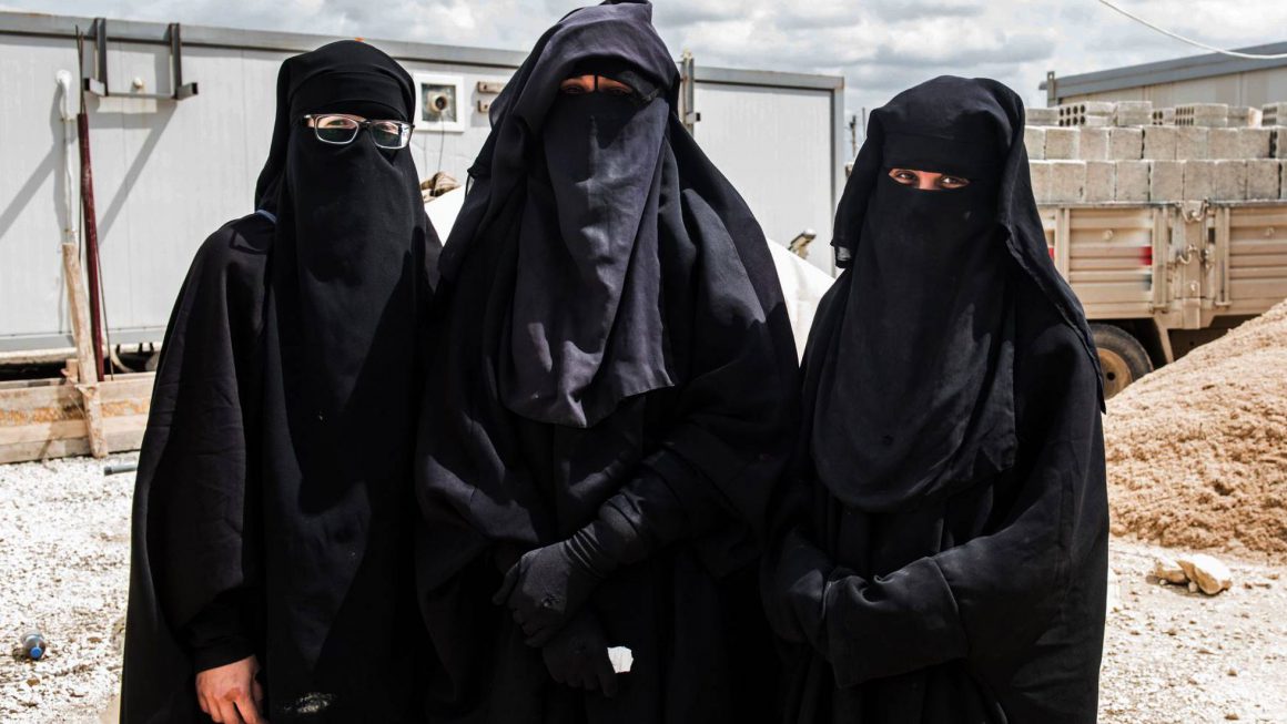 Yolanda Martínez, Lubna Miludi y Luna Fernández, en marzo de 2019 en el campo de Al Hol (Siria). Foto: Natalia Sancha