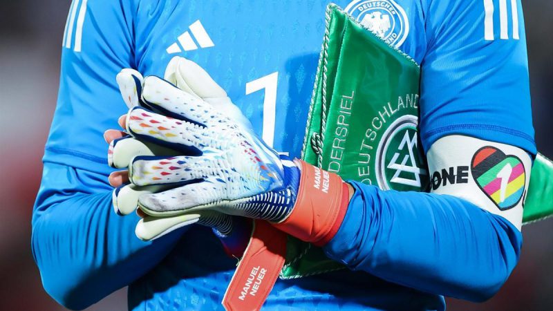 El capitán de la selección alemana de fútbol, Manuel Neuer, con el brazalete de capitán con la inscripción "One Love" durante un partido amistoso en Omán, en noviembre. // Christian Charisius/dpa