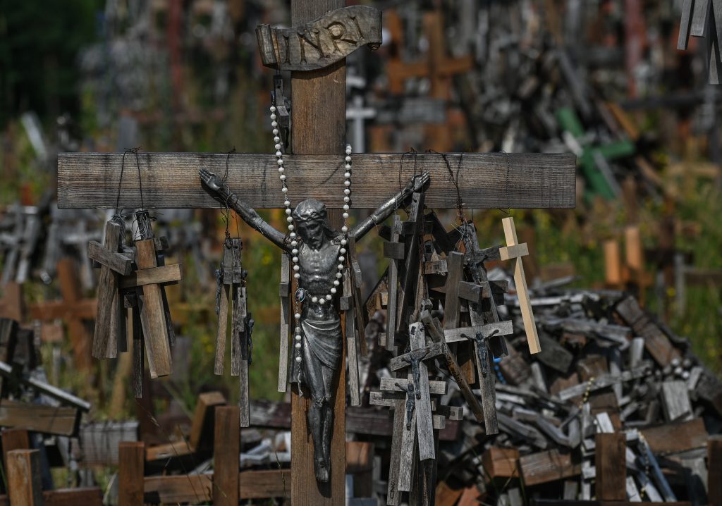 Colina de las Cruces en el Santuario de Swieta Woda (Agua Bendita) en Wasilkow, Polonia.(Artur Widak/NurPhoto via Getty Images)