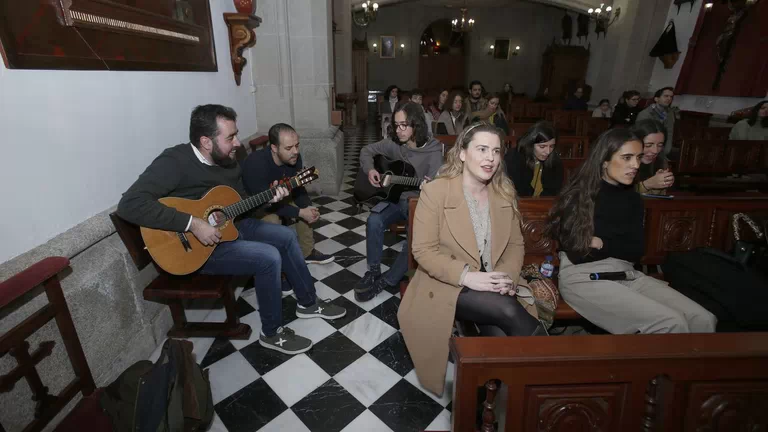 Jóvenes que siguen el movimiento religioso Hakuna, en la «hora santa» en la iglesia Castrense. Foto: EDUARDO PEREZ