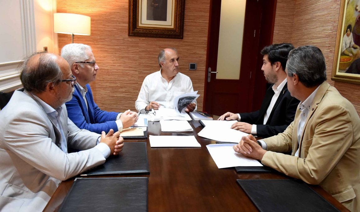 Presentan al alcalde el diseño de la programación con motivo del centenario del Patronazgo de la Virgen de la Palma sobre la ciudad