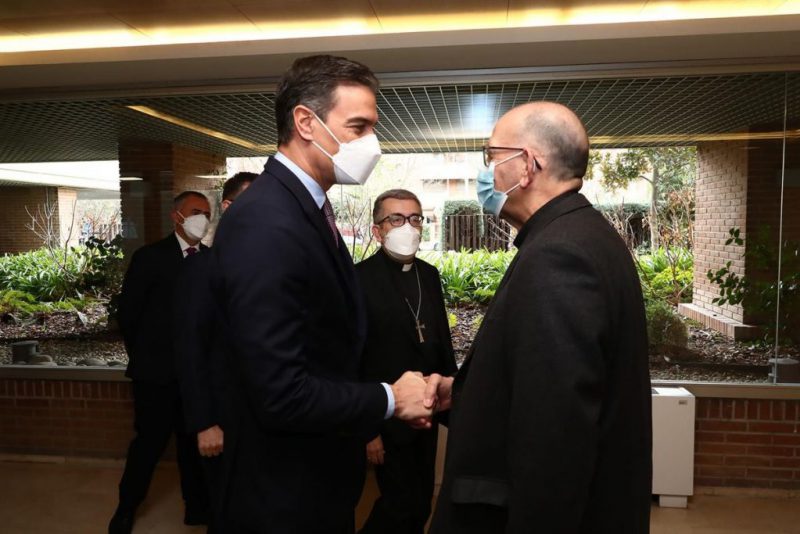 El presidente del Gobierno, Pedro Sánchez, y el presidente de la Conferencia Episcopal Española, el cardenal Juan José Omella. Foto: Fernando Calvo (La Moncloa)