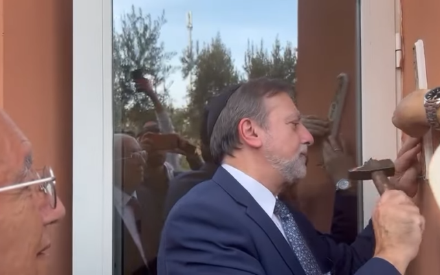 El rabino principal de los Emiratos Árabes Unidos, Elie Abadie, coloca la mezuzá en el histórico acto inaugural de la sinagoga de la Universidad Politécnica Mohammed VI en Marrakech, Marruecos