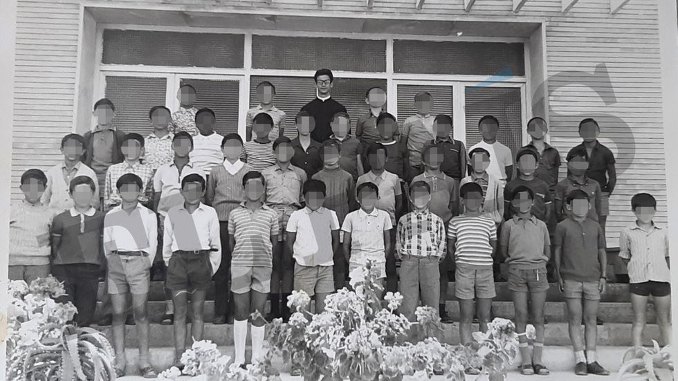 Alumnos del curso de 1970 del seminario marista de La Marina de Elche, con su tutor, Joaquín Bascuñana, acusado de abusos.