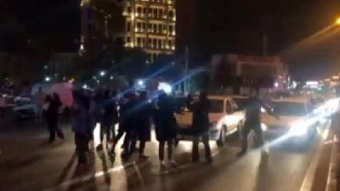 Jóvenes bloquean carreteras en la ciudad de Karaj, cerca de Teherán, en Irán, este martes. Organización NUFDI
