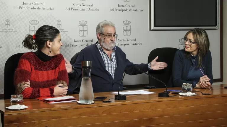 La portavoz de IU en la Junta General, Ángela Vallina (d), la diputada del PSOE Lidia Fernández (i) y el representante del Grupo de Inmatriculaciones de Asturias y miembro de la ejecutiva de Asturias Laica José María Rosell Tous. Foto: J.L.Cereijido