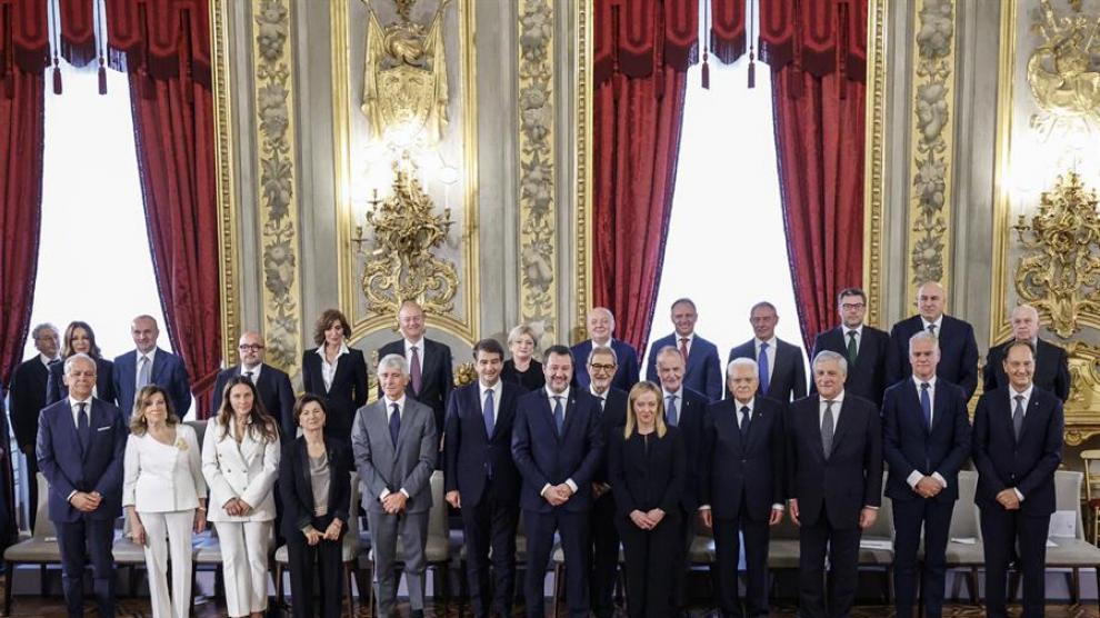 Meloni y sus ministros, en su primera foto de familia.