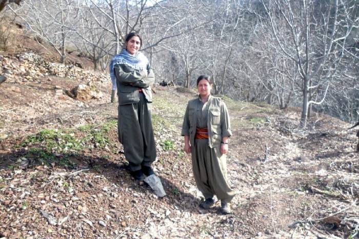 Zilan Vejin (I), copresidenta del PJAK, junto a una compañera en algún lugar de las montañas kurdas. Foto: Karlos Zurutuza / IPS