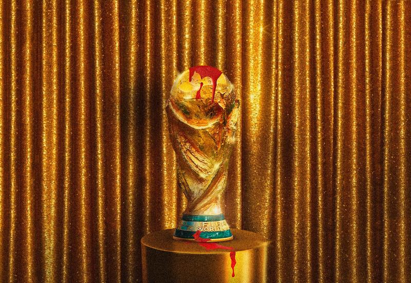 Imagen de una copa del mundo manchada de sangre. Por Byron Maher