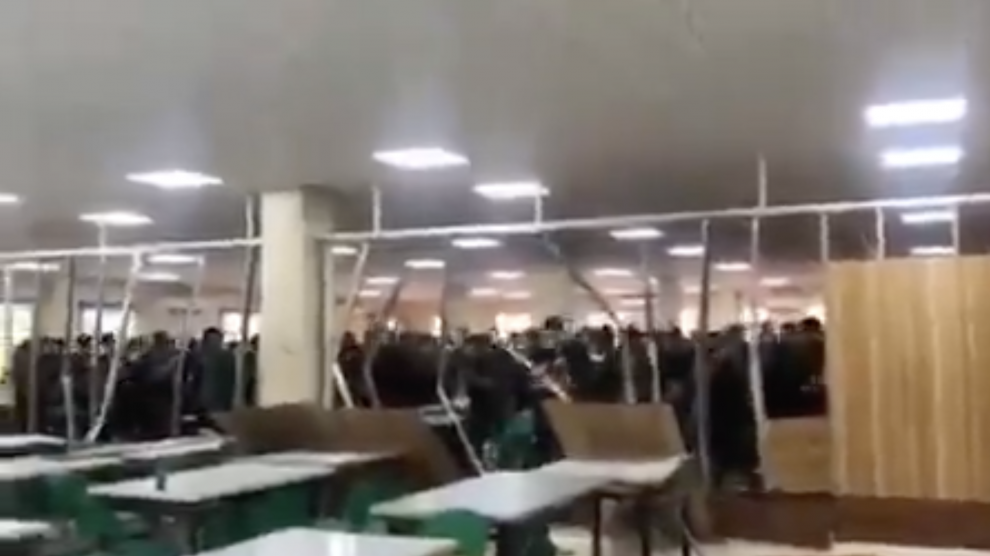 Los jóvenes derrumbaron el muro al grito de "libertad".TWITTER