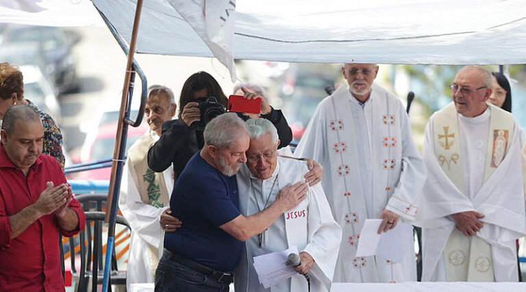 Dom Angélico Sândalo Bernardino junto a Lula. Créditos: Paulo Pinto/Fotos Públicas
