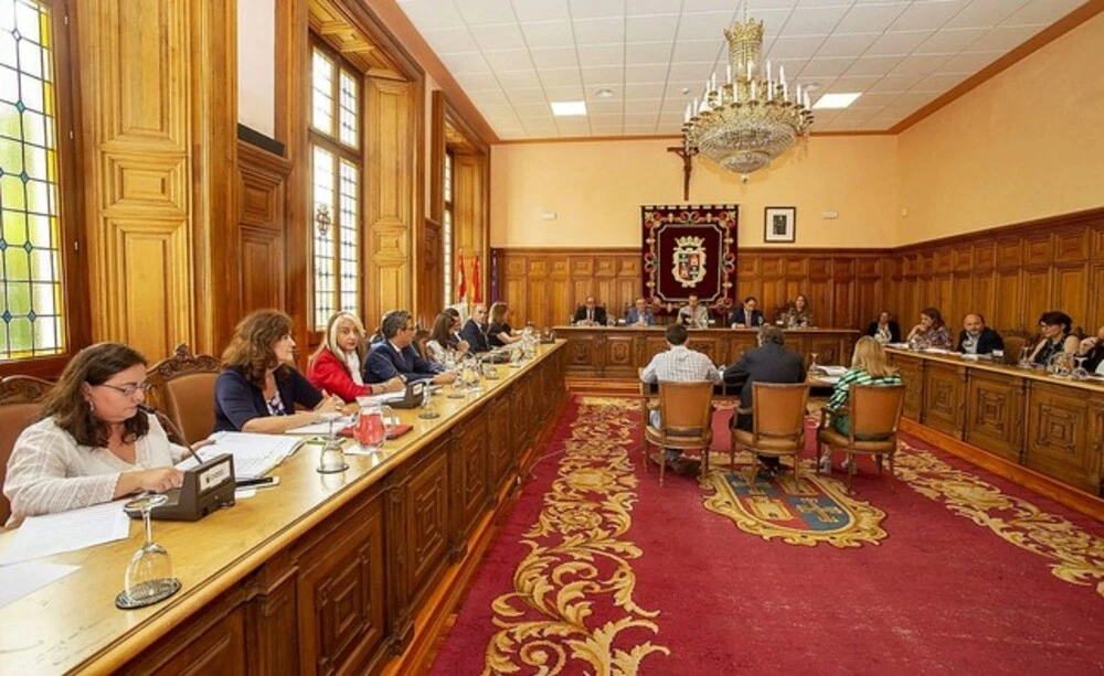 El pleno del ayuntamiento de Palencia presidido por un crucifijo