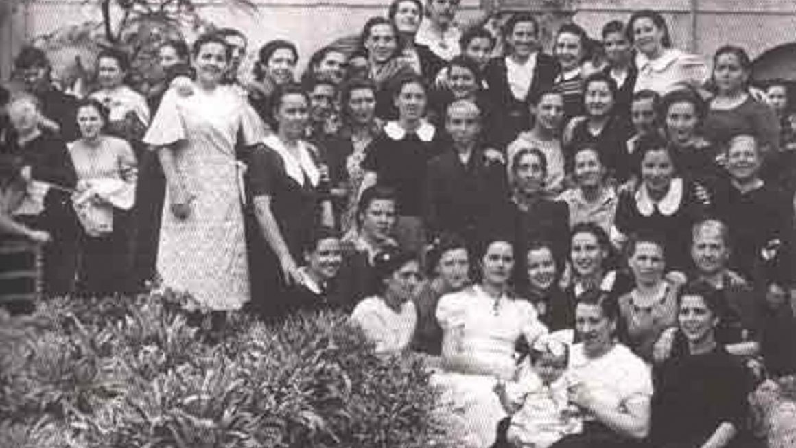 Grupo de presas en la prisión de mujeres de Palma (septiembre, 1941). Matilde Landa está situada en la fila superior -es la cuarta por la derecha, debajo de la columna- Libro 'Matilde Landa. De la Institución Libre de Enseñanza a las prisiones franquistas'