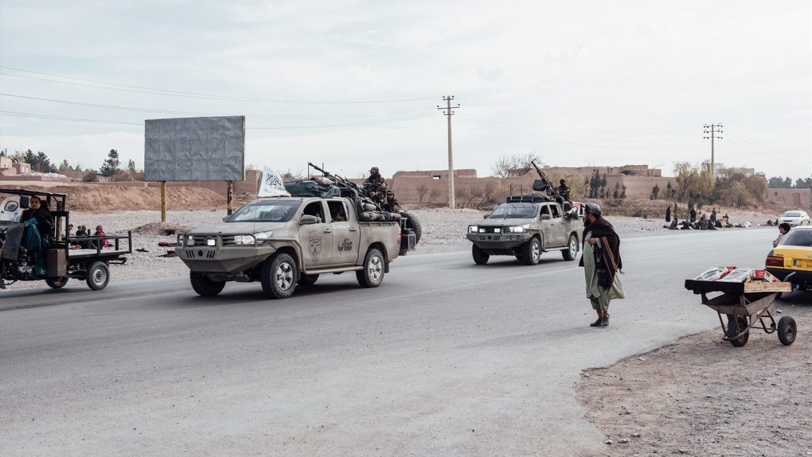 Patrulla talibán en Herat